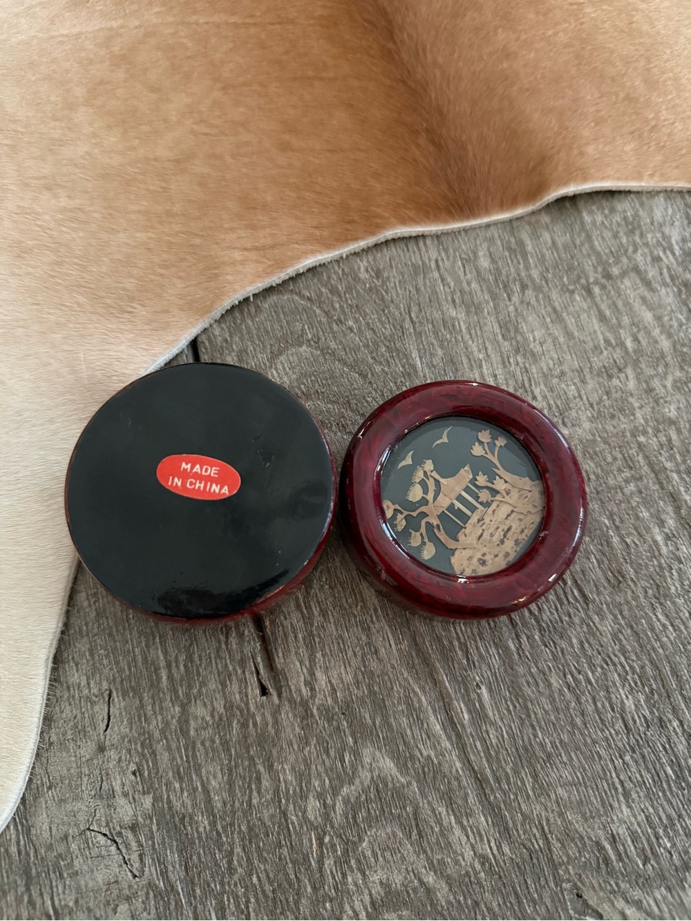 Vintage Small Handcrafted Red Lacquer Decorative Trinket Box with Asian Landscap - Picture 7 of 8